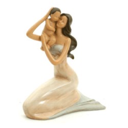 DAMA SENTADA CON BEBE SOBRE SU HOMBRO